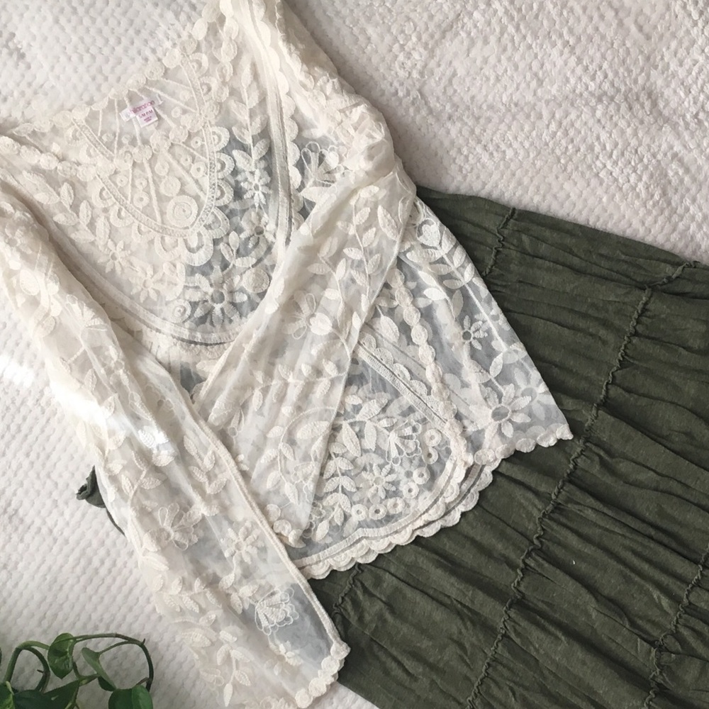 BOGO🍾 • Embroidered long sleeve blouse💥